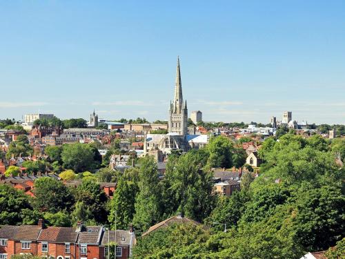 uma vista para uma cidade com uma torre de igreja em Wagtail Barn em Yaxham