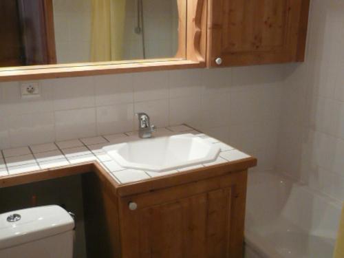 une salle de bain avec un lavabo et une baignoire dans l'établissement Duplex confortable 3 pièces 6 pers avec balcon proche pistes et commerces à Méribel Village - FR-1-411-160, à Les Allues