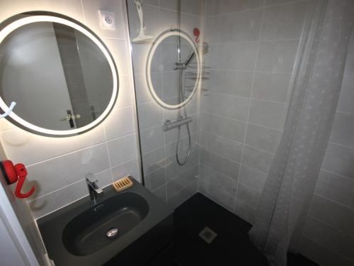 Appartement ski aux pieds avec balcon sud et parking - FR-1-411-867
