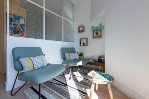 deux chaises et une table dans une pièce dans l'établissement Studio hyper center 100m from the lake!, à Annecy