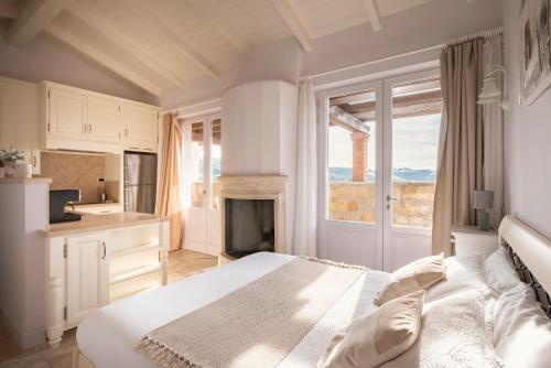 - une chambre blanche avec un lit et une fenêtre dans l'établissement Castel del Mare, à San Vincenzo