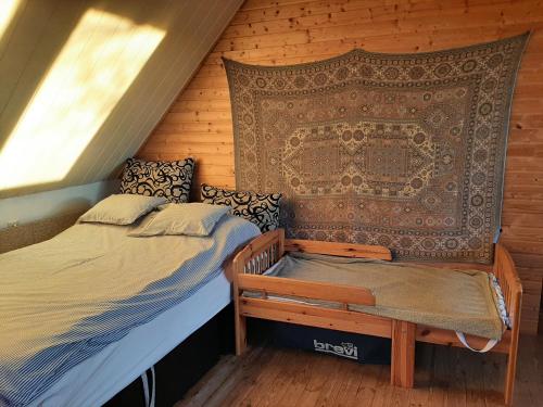 um quarto com 2 camas individuais e uma janela em Ház a kishegyen em Felsőörs