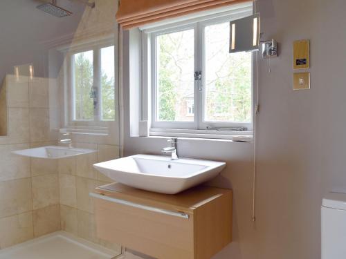 baño con lavabo y ventana en The Glass Room en Dedham
