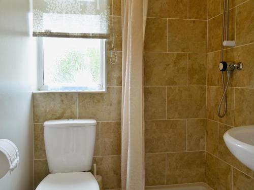 CoteにあるBeech Cottageのバスルーム(トイレ、洗面台付)、窓が備わります。