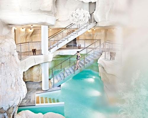 Un homme descend un escalier dans un toboggan. dans l'établissement ARC1950, à Arc 1950