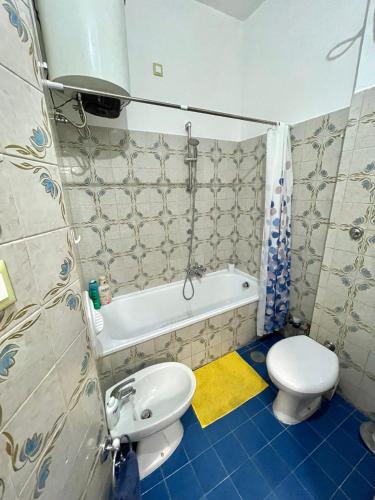 Sunny House في روما: حمام مع مرحاض وحوض استحمام ومغسلة