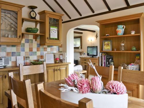 ウィンタートン・オン・シーにあるStarboard Cottageのキッチン、ダイニングルーム(テーブル、椅子付)