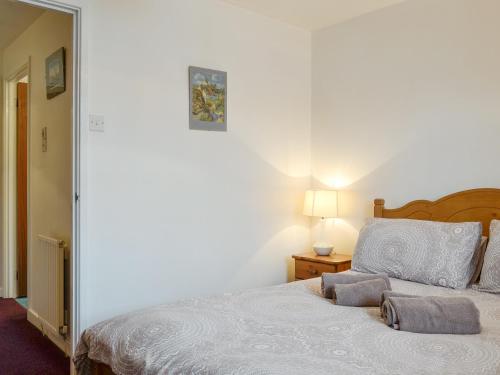 1 dormitorio con 1 cama con 2 almohadas en Glenwood - 18630, en Keswick