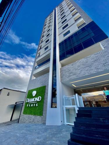 um edifício com um sinal na lateral em Apts 501 e 705 Diamond Flats em São Lourenço