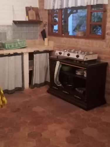cocina con fogones y encimera en La Casa de los Patos, en Quito