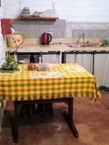 una mesa con un mantel amarillo en ella en una cocina en La Casa de los Patos, en Quito