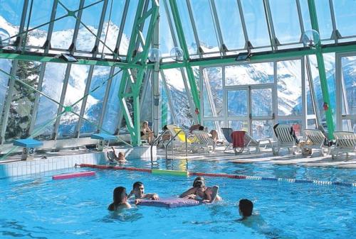 un groupe de personnes dans une piscine dans l'établissement Appartement au Chalet d'Orcières Merlette, à Orcières