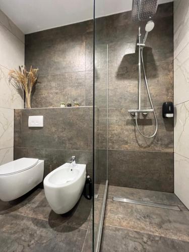 W łazience znajduje się prysznic, umywalka i toaleta. w obiekcie Апартаменти центр Чортків w mieście Chortkiv