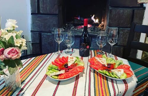 アルバナシにあるArbat Guest Roomsのテーブル(2皿分の食べ物とワイン1本付)