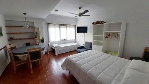 1 dormitorio con 1 cama y 1 mesa en una habitación en COMPLEJO TRIUMPH en Mar del Plata