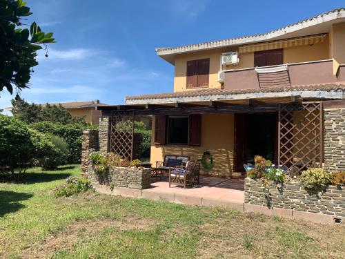 una casa con patio nel cortile di L' Elicriso, a pochi passi dal mare con giardino privato - The Elicriso, a few meters from the sea, with private garden a Stintino