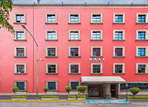 un edificio rojo con un cartel que dice khalili en Kali Ciudadela Mexico City, en Ciudad de México