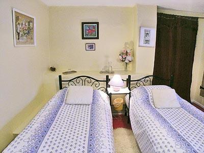 Dwa łóżka w pokoju z w obiekcie Old Rectory Cottage w mieście Oake