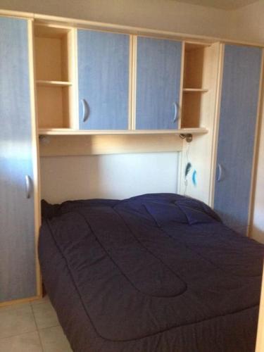 - une chambre avec un lit doté de placards bleus dans l'établissement Coquet T2, quartier des quilles, climatisé, 300m des plages, à Sète