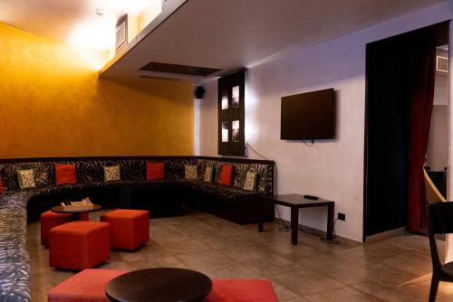 a waiting room with a couch and a tv at Hotel Re Di Roma in Rome