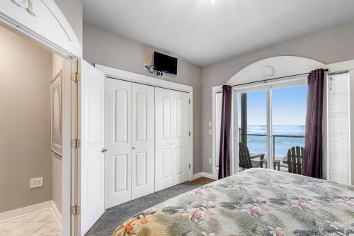 a bedroom with a bed and a view of the ocean at Palm Beach At Rockaway Beach in Rockaway Beach