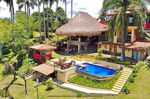 uma vista aérea de uma casa com piscina em Finca Turística La Casa que Canta em Quimbaya