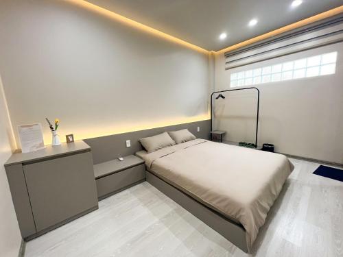 Un dormitorio con una cama grande y una ventana en Lều Vịt Homestay Hải Phòng, en Hạ Lý