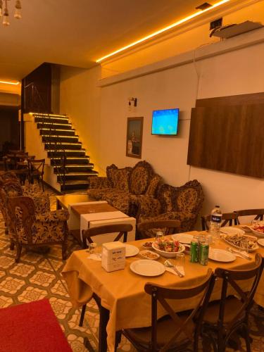 una sala da pranzo con tavoli, sedie e palco di Ulusoy Old Cıty a Istanbul
