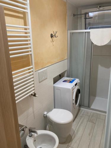 een kleine badkamer met een toilet en een douche bij Appartamenti Pesaro Mare Ledimar in Pesaro