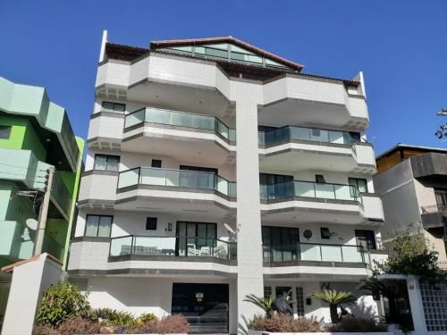 un edificio de apartamentos con balcones en una ciudad en Prainha- Apart 2 quartos a 1 min da praia!, en Arraial do Cabo