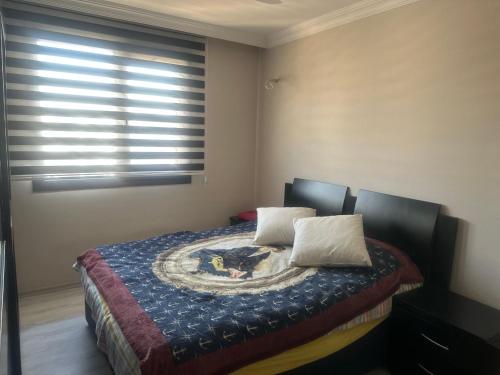 - une chambre avec un lit et 2 oreillers dans l'établissement Dlk İmmobilien, à Istanbul