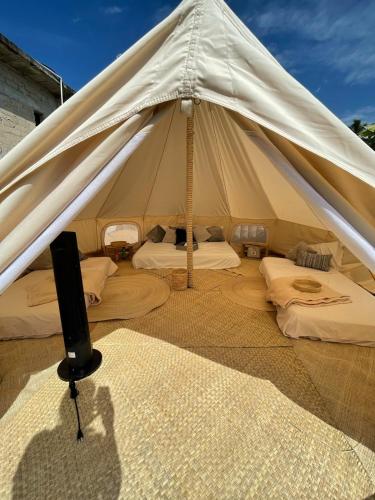 Cette tente comprend 2 lits et une télévision. dans l'établissement Hostel Flakos, à Zihuatanejo