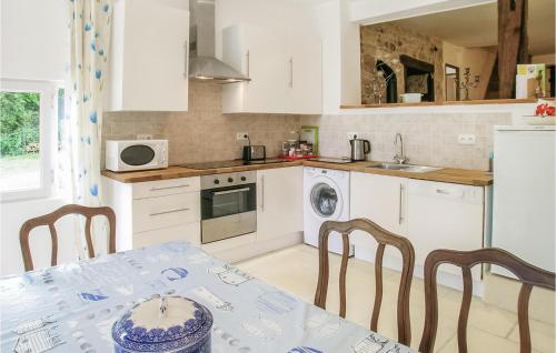 une cuisine avec une table, des chaises et un évier dans l'établissement Riverside Retreat, à La Barde