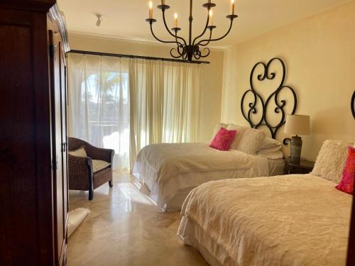 聖何塞德爾卡沃的住宿－Las Mananitas，一间卧室配有两张床和吊灯。
