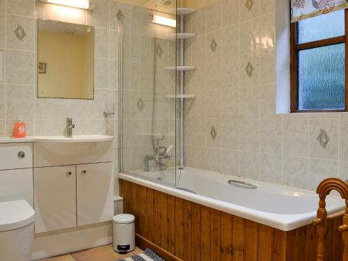 y baño con bañera, lavabo y aseo. en Ty Hir-bwlch Gwyn Farm Equestrian Centre en Fairbourne