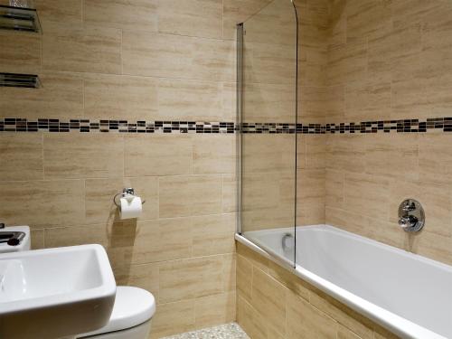 La salle de bains est pourvue d'une baignoire, de toilettes et d'un lavabo. dans l'établissement Apartment 5 - 28159, à Filey