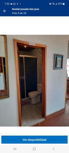 ein Bad mit WC in einem Zimmer in der Unterkunft casa rural San jose in Suaita