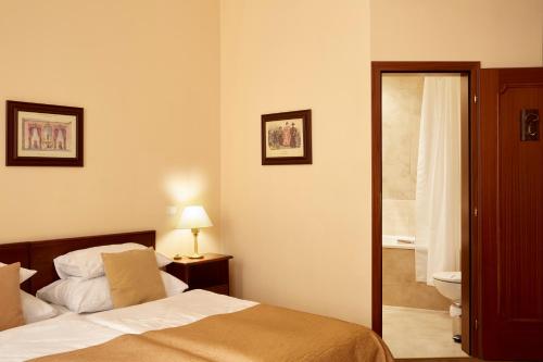 Postel nebo postele na pokoji v ubytování FLEUR DE LIS HOTEL