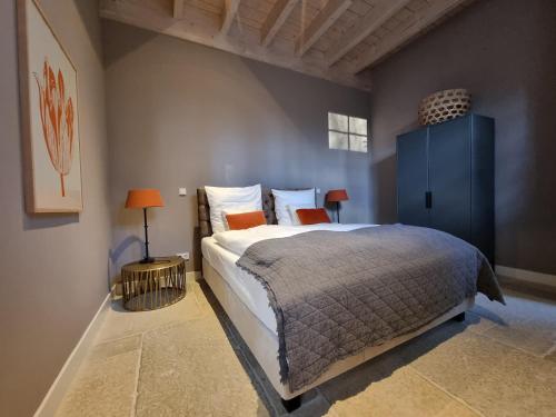 1 dormitorio con 1 cama grande y armario azul en Thuers im Busch - Beste Stube en Münster