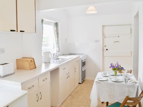 A kitchen or kitchenette at Knock School Cottage