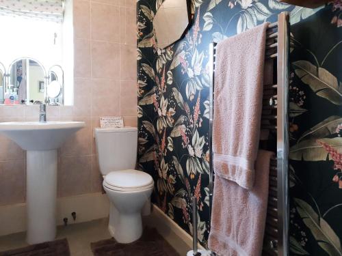 a bathroom with a toilet and a sink at Moorhouse Farm Cottage in Hovingham