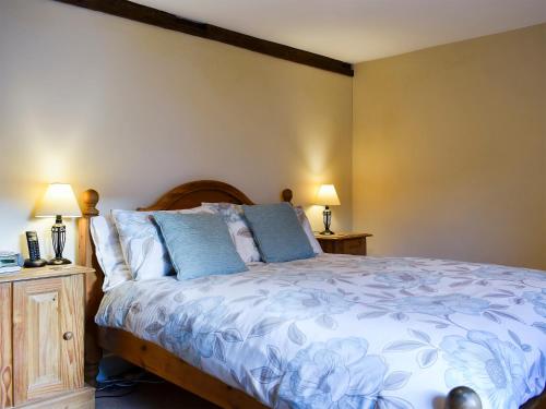 CastletownにあるPebblesのベッドルーム1室(青と白のシーツが備わるベッド1台付)