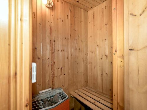 een houten muur met een bank in een sauna bij Oaklands in Langrigg