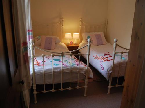 席維戴爾的住宿－Shore Cottage，一间卧室配有两张单人床。