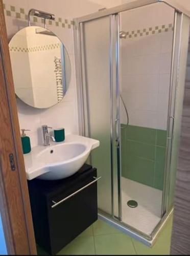 La salle de bains est pourvue d'un lavabo et d'une douche. dans l'établissement UNO SGUARDO SULLA NATURA, à Prato Nevoso