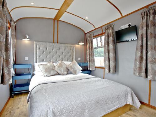 Un pat sau paturi într-o cameră la Brunel Boutique Railway Carriage 1