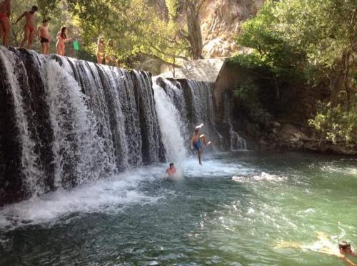 um grupo de pessoas nadando em uma cachoeira em bandiera blu em Marina di Gioiosa Ionica