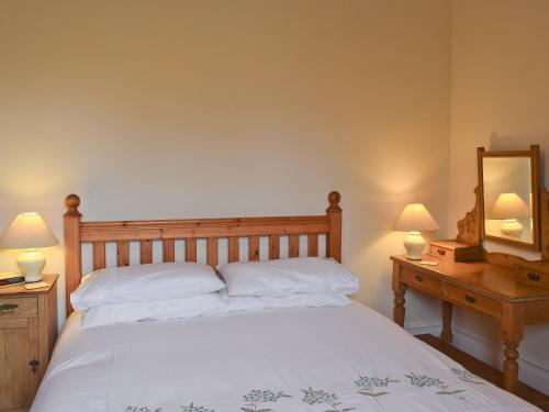 ケズウィックにあるShorley Lodgeのベッドルーム1室(ランプ2つ、鏡付)