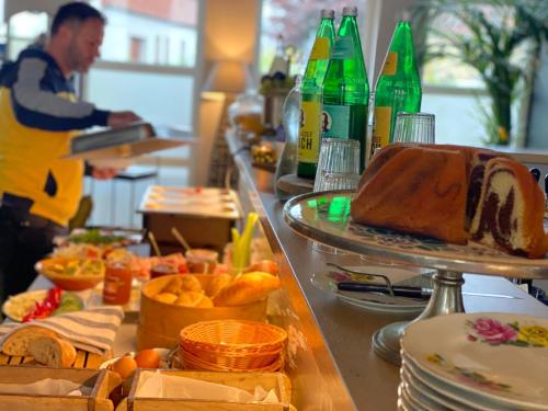- un buffet avec une table, un gâteau et du pain dans l'établissement Haus am Eck, à Rechnitz