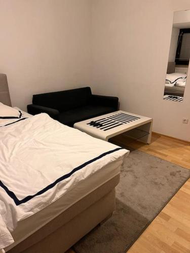 เตียงในห้องที่ Zentrale und gepflegte Wohnung in Nürnberg